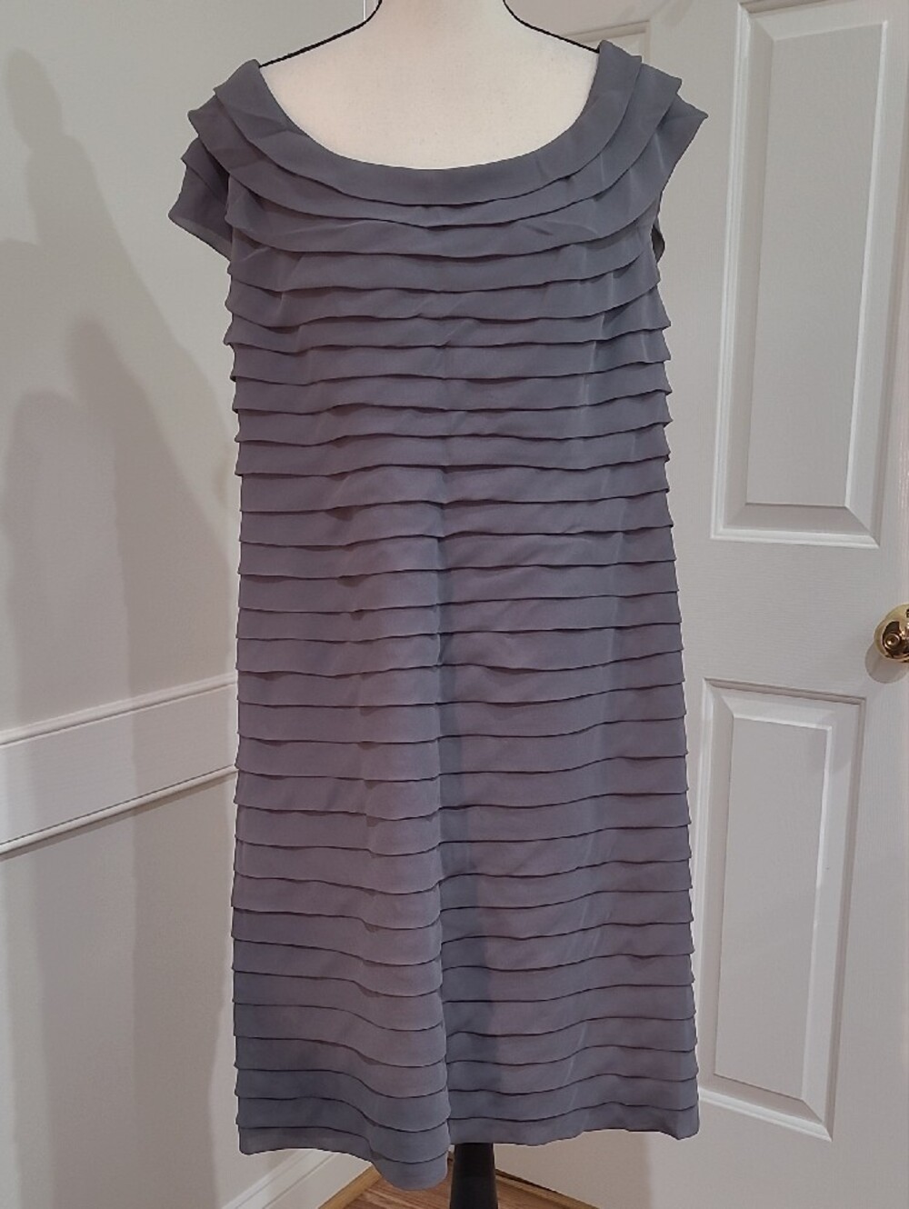Dress Barn Tiered Shutter-Pleat Gray Shift Dress - Size 20 - Picture 8 of 9